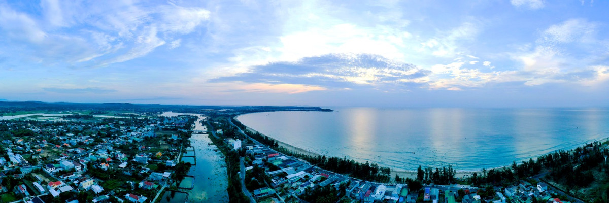 Trong khi đó, bãi biển Mỹ Khê (TP Quảng Ngãi) trải dài hơn 5 km cũng hấp dẫn hàng nghìn người dân, du khách đến tắm biển, rèn luyện sức khỏe vào buổi bình minh.