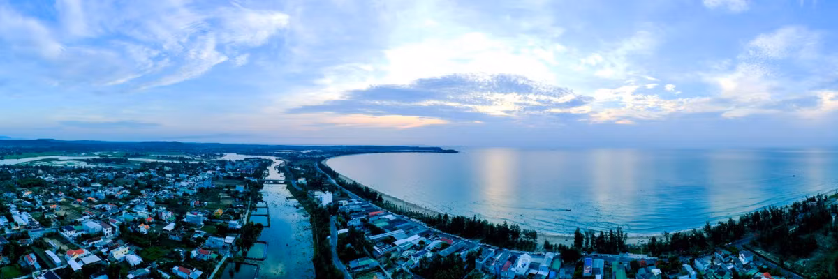 Trong khi đó, bãi biển Mỹ Khê (TP Quảng Ngãi) trải dài hơn 5 km cũng hấp dẫn hàng nghìn người dân, du khách đến tắm biển, rèn luyện sức khỏe vào buổi bình minh.