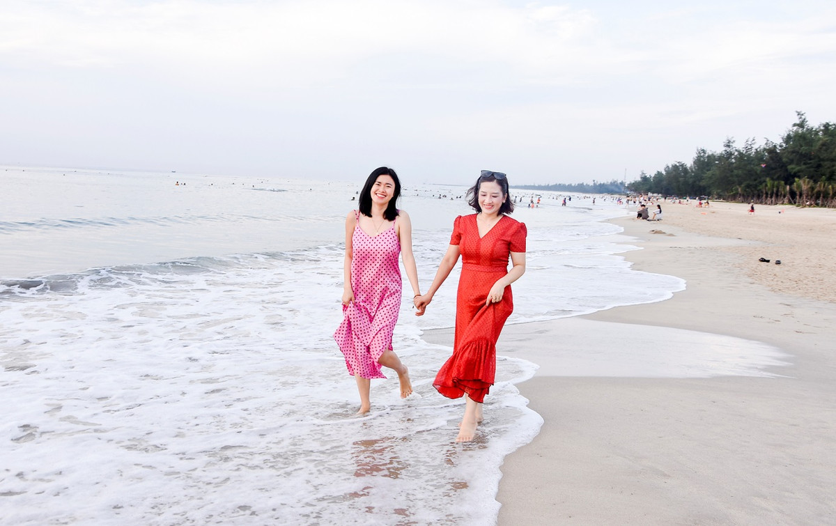 Lần đầu tiên cùng gia đình trải nghiệm chuyến du lịch các tỉnh ven biển miền Trung, Nguyễn Vi Hạ, nữ du khách đến từ Lâm Đồng, cho hay các bãi tắm Quy Nhơn (Bình Định), Mỹ Khê (Quảng Ngãi) có bờ cát vàng mịn, thoai thoải trải dài thật sự quá lý tưởng để vui chơi tắm biển. “Thiên nhiên hoang sơ, làn nước biển trong vắt, hải sản tươi ngon và người dân địa phương chân chất, thân thiện.. . đã tạo nên chuyến du lịch tuyệt vời cho gia đình. Vào buổi bình minh, tôi đã có bộ ảnh lưu niệm kỳ nghỉ hè tràn đầy năng lượng nơi đây”, Vi Hạ thổ lộ.
