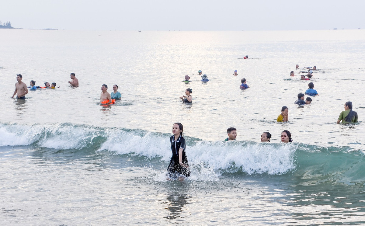 Sáng 5/6, dù là ngày đầu tuần nhưng bãi biển Mỹ Khê, TP Quảng Ngãi cũng thu hút nhiều người dân, du khách đến tắm biển. “Sáng nào cũng vậy, tôi đều lái ô tô chở vợ, con từ nhà xuống biển chạy thể dục, tắm biển để nâng cao sức khỏe, tiếp thêm năng lượng cho ngày mới”, anh Quang Trung (ngụ TP Quảng Ngãi) nói.