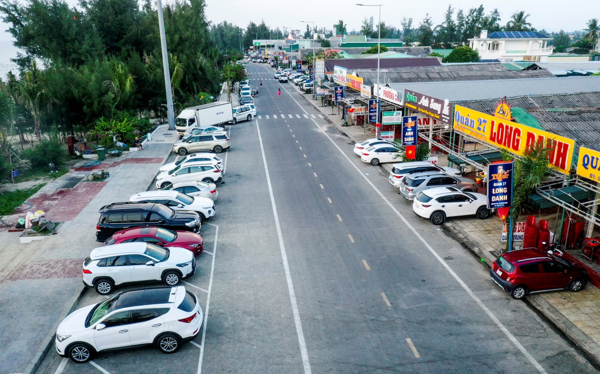 Sáng 5/6, hàng trăm ô tô đỗ dày đặc phía trước các nhà hàng dọc theo bãi biển Mỹ Khê, TP Quảng Ngãi.