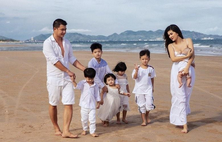 Hoa hậu đông con nhất Việt Nam" tỏa sáng trong bức ảnh chụp gia đình với visual mặn mà, đằm thắm cùng hình thể tràn đầy sức sống.