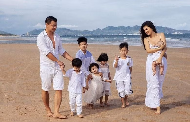 "Hoa hậu đông con nhất Việt Nam" tỏa sáng trong bức ảnh chụp gia đình với visual mặn mà, đằm thắm cùng hình thể tràn đầy sức sống.