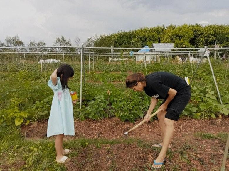 Và nếu theo dõi Oanh Yến suốt thời gian qua, ai cũng biết rằng người đẹp đã quyết định rời bỏ thành thị, về nông thôn sinh sống trong trang trại. Rất hiếm khi cô xuất hiện tại một vài sự kiện. Chính vì sự thay đổi môi trường sinh sống, bà mẹ 6 con cũng đổi khác về mặt diện mạo. Trên trang cá nhân, những hình ảnh cùng các con ra nông trại của cô khiến nhiều người ngạc nhiên vì khác hẳn trước đây. Trong hình ảnh mới đây được Oanh Yến đăng tải trên trang cá nhân, nhiều người phải dụi mắt mấy lần mới nhận ra bà mẹ 6 con. Cô mặc một bộ trang phục màu đen, chân đi dép lào và búi tóc rối.