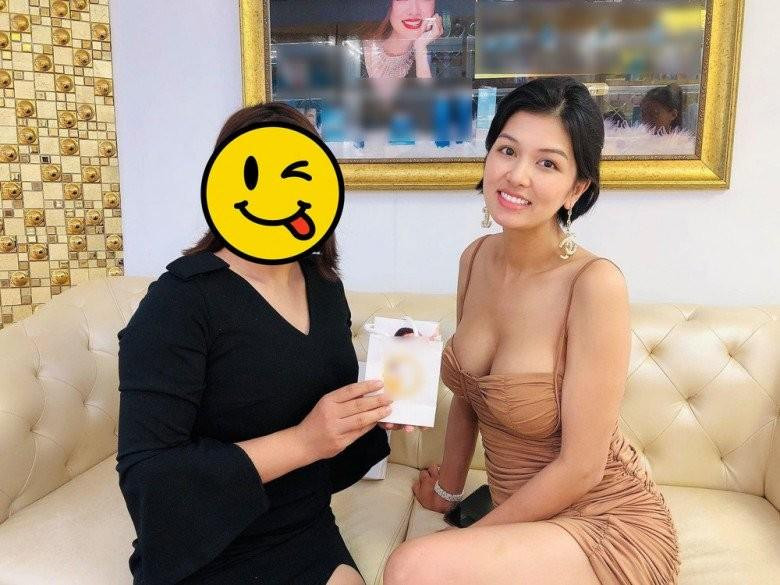 ặc biệt, một thời gian trước khi xuất hiện tại một sự kiện, Oanh Yến vẫn gây ngỡ ngàng trước hình thể nóng bỏng của mình. Từ vòng 1 đẫy đà đến chiếc eo thon nhỏ, tất cả đều không hề có dấu vết của phụ nữ trải qua 6 lần sinh nở. Điều này phần nào cho thấy rằng dù "bỏ phố về quê", nàng hậu vẫn rất chú trọng bảo dưỡng nhan sắc để duy trì phong độ ngoại hình.