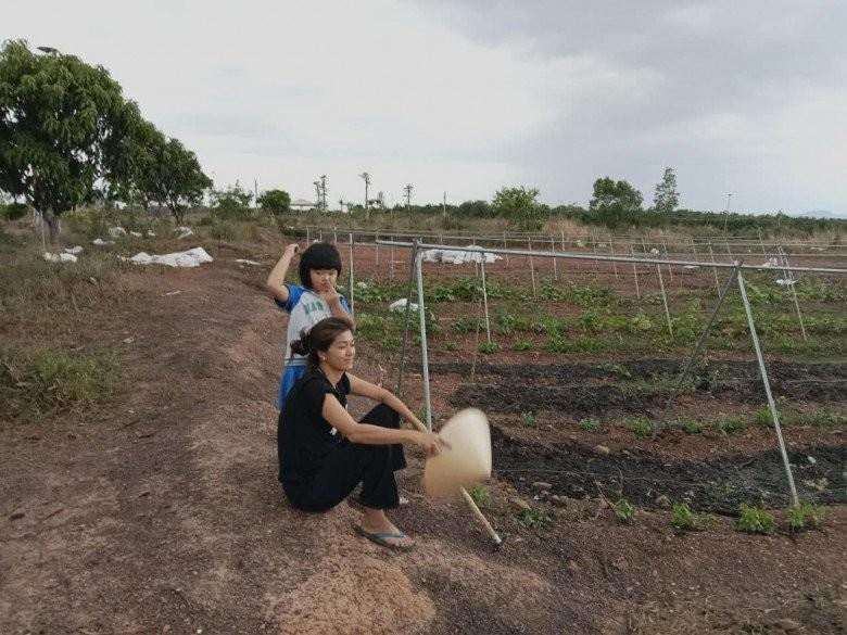 hông chỉ gầy gò hơn mà làn da của nàng hậu cũng đen sạm khác hẳn trước đây. Nếu ai không biết nàng hậu trước đó, hẳn nhiều người chẳng nghĩ cô là người nổi tiếng. Trong những hình ảnh đời thường và khi ở nhà bên các con, Oanh Yến cũng nói không với việc trang điểm.