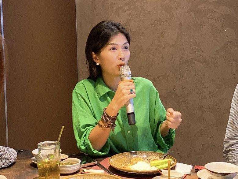 hỉ khi có dịp xuất hiện tại một vài buổi giao lưu chia sẻ, Oanh Yến mới ăn mặc điệu đà hơn và chăm chút hơn cho gương mặt. Tuy nhiên, bà mẹ 6 con vẫn một mực trung thành cùng nét đẹp tự nhiên, không điểm tô phấn son đậm đà.