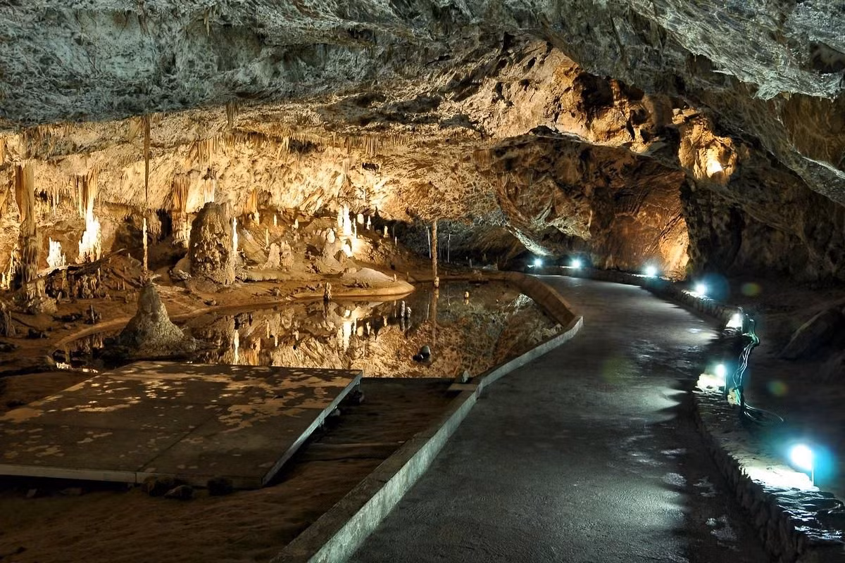 Hang động Punkva (CH Czech) là tuyến đường thủy ngầm dài nhất ở Cộng hòa Séc. Vùng nước yên tĩnh sẽ đưa du khách qua Masaryk Dome - một trong những kho báu dưới lòng đất của Moravian Karst. Trong chuyến đi, du khách có thể khám phá vực thẳm Macocha, nằm ở độ sâu 138 m dưới lòng đất. Ảnh: Your Czech Republic.