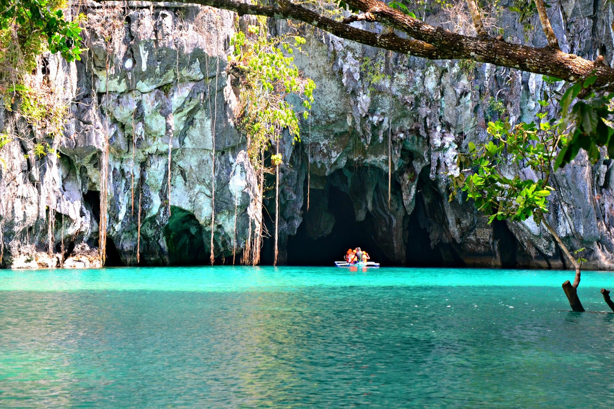 Vườn quốc gia Sông ngầm Puerto Princesa (Philippines) nằm trong một dãy núi tại bờ bắc của đảo Palawan. Vườn nổi tiếng với cảnh núi đá vôi hùng vĩ. Dòng sông có đường chảy khá đặc biệt, trước khi nó chảy ra biển thì sông sẽ đi qua một hang nước trong xanh. Nhờ có dòng chảy đặc biệt này, du khách có thể vừa đi thuyền vừa ngắm phong cảnh trong hang động. Ảnh: The Backpack Adventures.