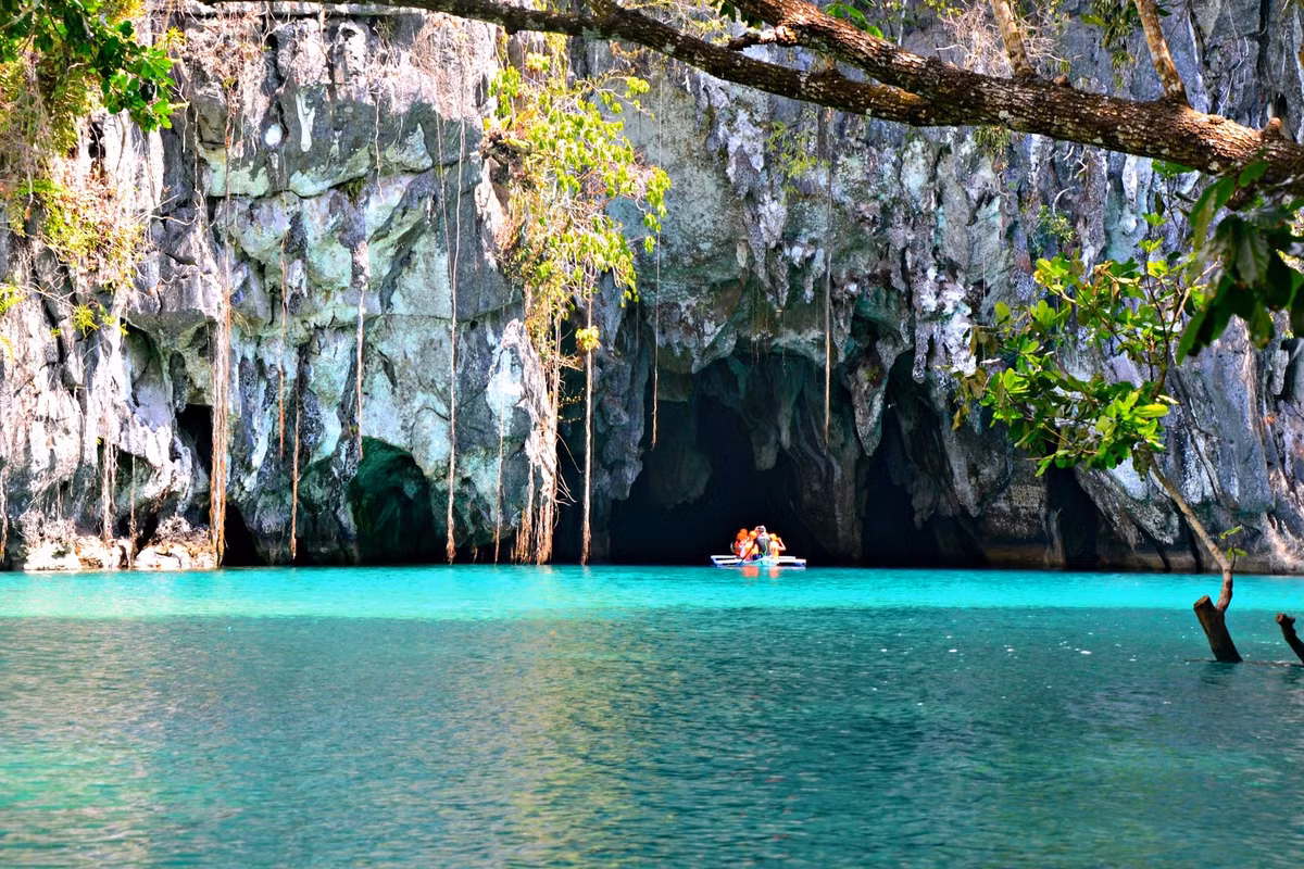 Vườn quốc gia Sông ngầm Puerto Princesa (Philippines) nằm trong một dãy núi tại bờ bắc của đảo Palawan. Vườn nổi tiếng với cảnh núi đá vôi hùng vĩ. Dòng sông có đường chảy khá đặc biệt, trước khi nó chảy ra biển thì sông sẽ đi qua một hang nước trong xanh. Nhờ có dòng chảy đặc biệt này, du khách có thể vừa đi thuyền vừa ngắm phong cảnh trong hang động. Ảnh: The Backpack Adventures.