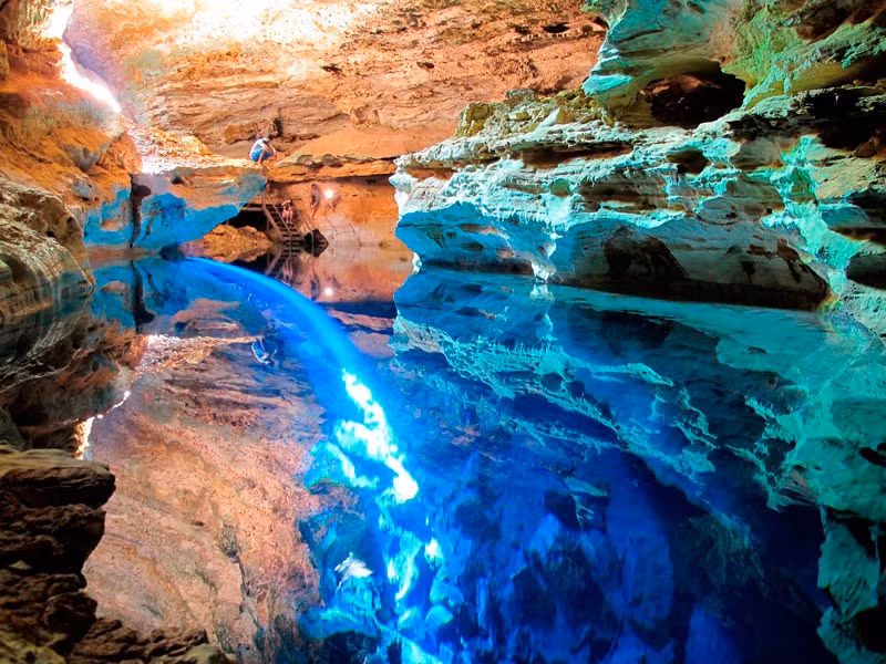 Hang động Poço Encantado (Brazil) được ví như là hồ thần tiên ở Brazil. Hang chỉ lộ vẻ đẹp lấp lánh nhất vào một thời điểm nhất định trong ngày. Bên cạnh đó, khi nhìn xuống hang, mặt trời tạo ra một ảo ảnh quang học hấp dẫn, khiến du khách không thể biết đâu là điểm kết thúc của đá và đâu là điểm bắt đầu của nước. Ảnh: Tripadvisor.