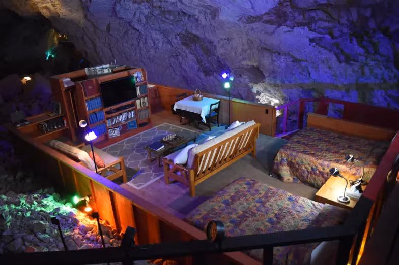 The Cave Suite, Arizona (Hoa Kỳ) là khách sạn tối nhất, sâu nhất, yên tĩnh và cổ kính nhất dưới lòng đất. Ngoài ra, khách sạn còn có một nhà bếp riêng với lò vi sóng, tủ lạnh, bồn rửa thậm chí cả máy nướng bánh mì riêng biệt. Đây sẽ là kỳ nghỉ dưỡng thú vị dành cho những du khách thích sự yên lặng và bí ẩn. Ảnh: GrandCanyonCavern.