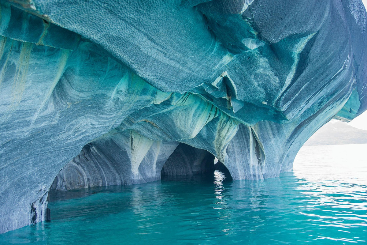 Hang đá cẩm thạch (Chile) là một kho báu xa xôi trên hồ General Carrera ở Chile. Nhà thờ, hang động, tất cả đều được làm bằng đá cẩm thạch, ba khối đá tạo nên cảnh tượng đáng kinh ngạc. Bản chất của đá cẩm thạch không phải là màu xanh rực rỡ, nhưng khi được nước biển phản chiếu, kết hợp cùng ánh nắng, hang trở nên huyền bí bởi màu xanh ngọc bích. Ảnh: The Times.