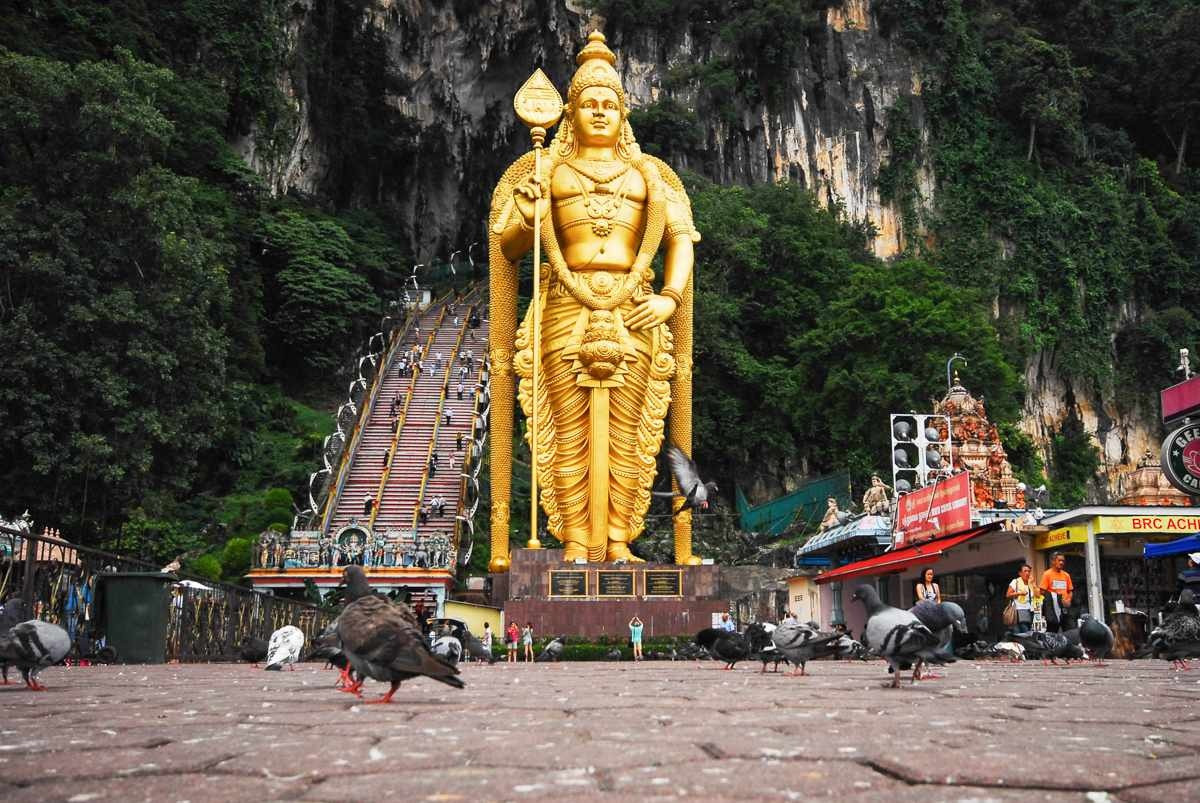Động Batu (Malaysia) là nơi tọa lạc của hàng chục ngôi đền Hindu. Lối vào được bảo vệ bởi bức tượng chúa Murugan bằng vàng uy nghi. Động bao gồm 272 bậc cầu thang khổng lồ và đầy màu sắc. Thời điểm thích hợp cho du khách tham quan khi đến động là từ tháng 5 đến tháng 7. Ảnh: TripSavvy.