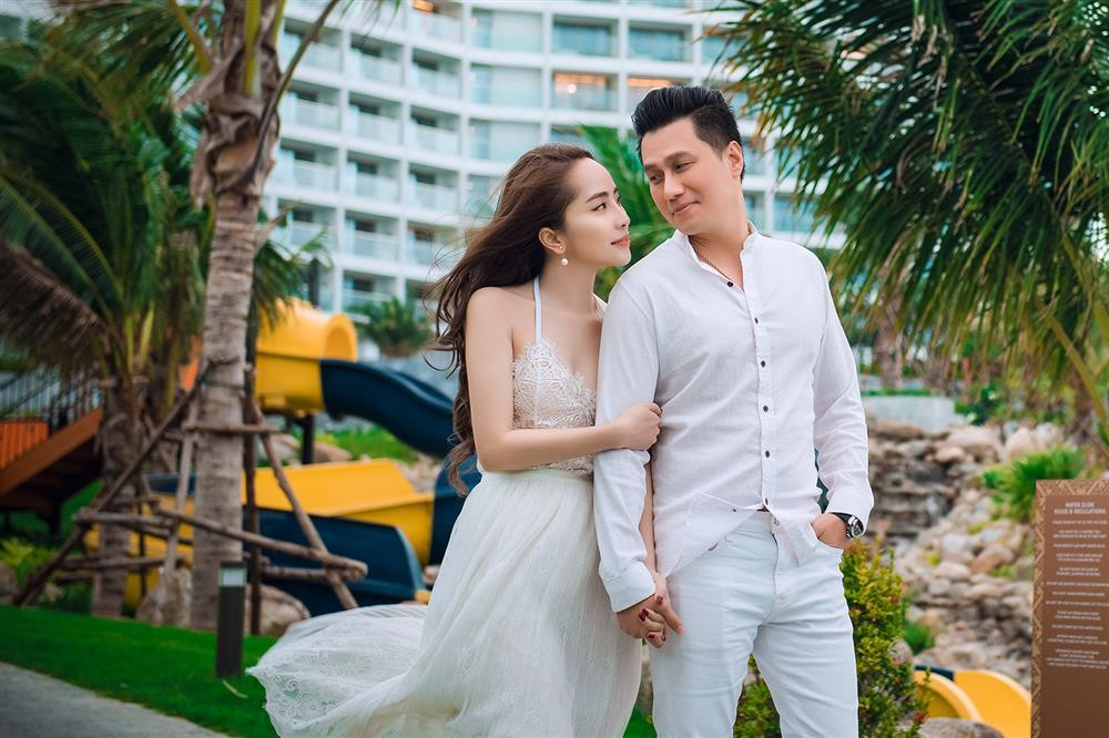 Người đẹp chia sẻ việc hẹn hò với nam diễn viên Người Phán Xử chỉ là tin đồn. Nữ diễn viên cho biết sau khi ly hôn chồng cũ, cô muốn dành thời gian phát triển sự nghiệp, kiếm tiền chứ chưa nghĩ đến chuyện yêu đương. Ngoài ra, "cá sấu chúa" cũng tâm sự sẽ không yêu Việt Anh vì: "Anh ấy phức tạp lắm. Tôi sợ dính vào câu chuyện phức tạp của anh ấy". 