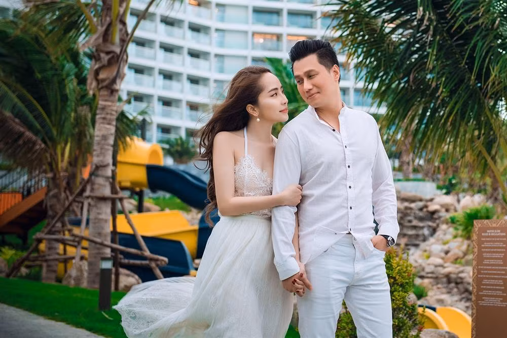 Người đẹp chia sẻ việc hẹn hò với nam diễn viên Người Phán Xử chỉ là tin đồn. Nữ diễn viên cho biết sau khi ly hôn chồng cũ, cô muốn dành thời gian phát triển sự nghiệp, kiếm tiền chứ chưa nghĩ đến chuyện yêu đương. Ngoài ra, "cá sấu chúa" cũng tâm sự sẽ không yêu Việt Anh vì: "Anh ấy phức tạp lắm. Tôi sợ dính vào câu chuyện phức tạp của anh ấy". 