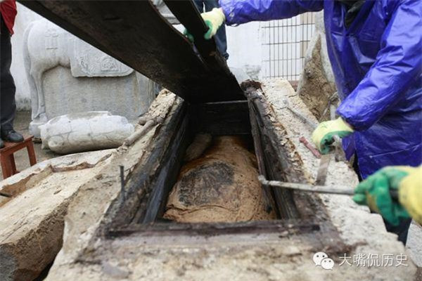 Thi hài nguyên vẹn trong mộ táng hơn 700 năm gây ngỡ ngàng - Hình 2 Thi hai nguyen ven trong mo tang hon 700 nam gay ngo ngang-Hinh-2