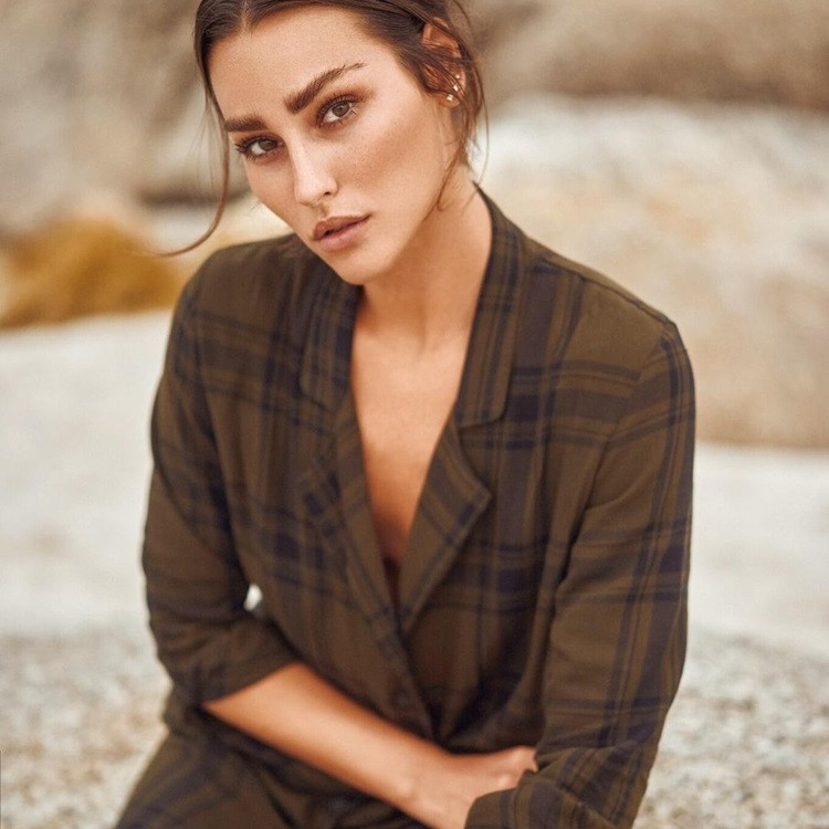 Nữ hoàng sắc đẹp năm 2020 từng tốt nghiệp chuyên ngành Chính trị học và đặt mục tiêu lấy bằng tiến sĩ Luật trong tương lai.