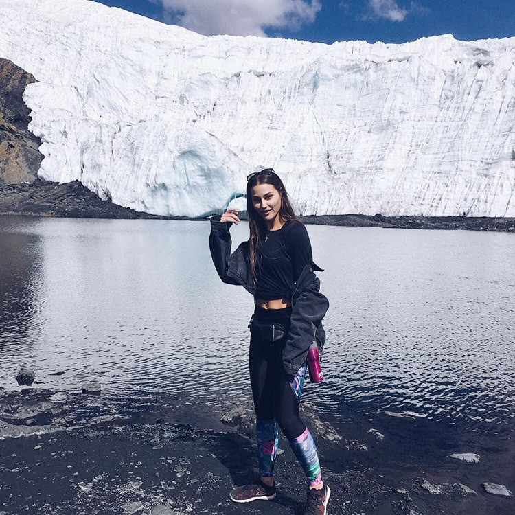 Lindsey Coffey còn có sở thích đi du lịch, khám phá nhiều nơi. Địa điểm yêu thích của cô nàng thường đặt chân đến là bãi biển, nơi hòa hợp với thiên nhiên.