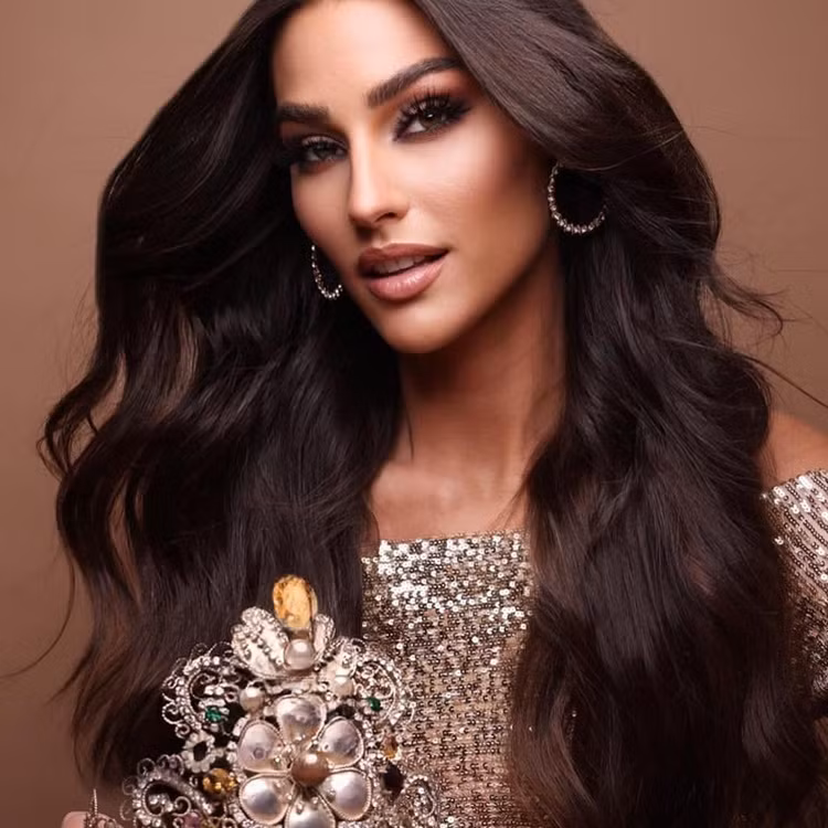 Chiến thắng này được xem là bất ngờ bởi cô đánh bại 4 người đẹp đến từ cuộc thi Hoa hậu Hoàn Vũ.