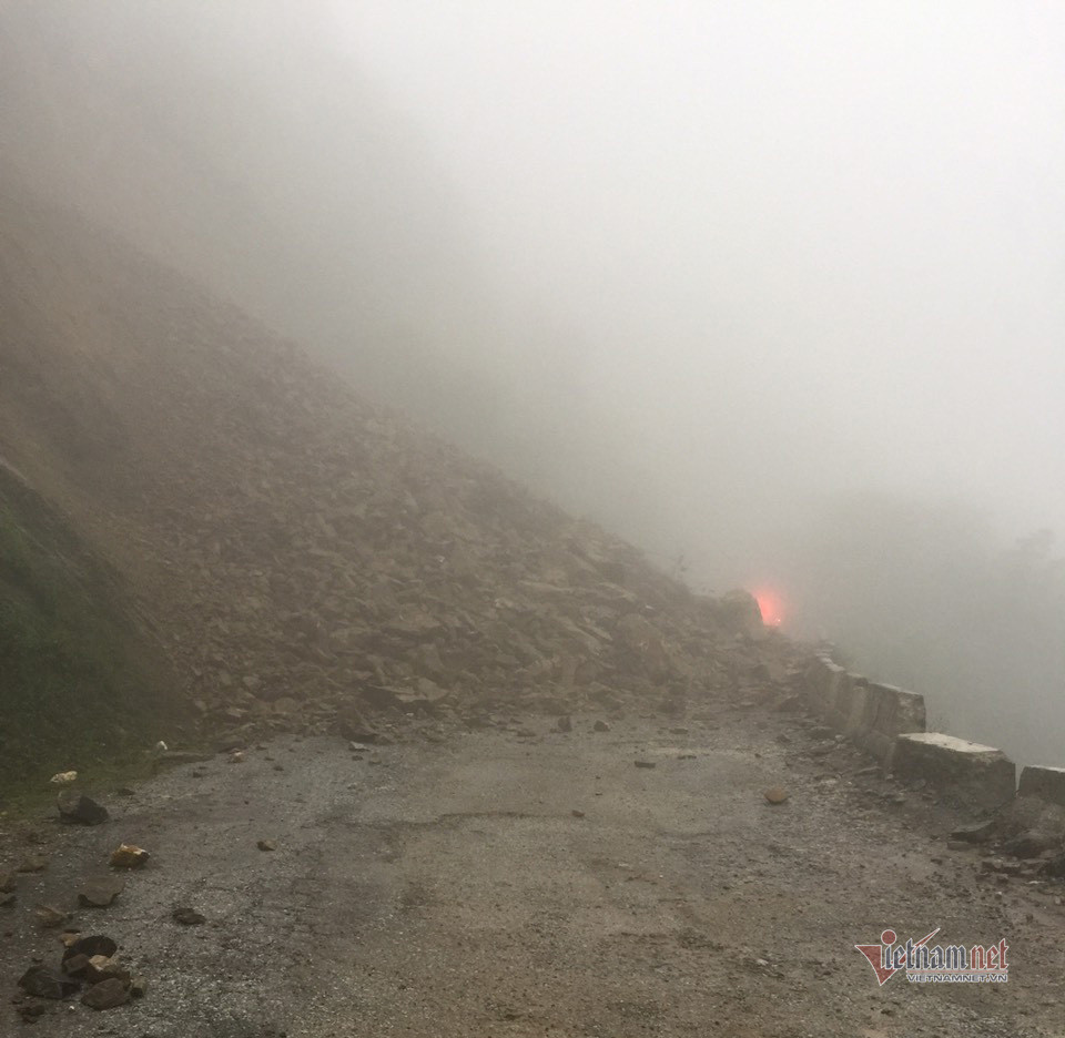 Sạt lở, hàng trăm m3 đá chắn ngang đường lên cửa khẩu Cầu Treo ảnh 2