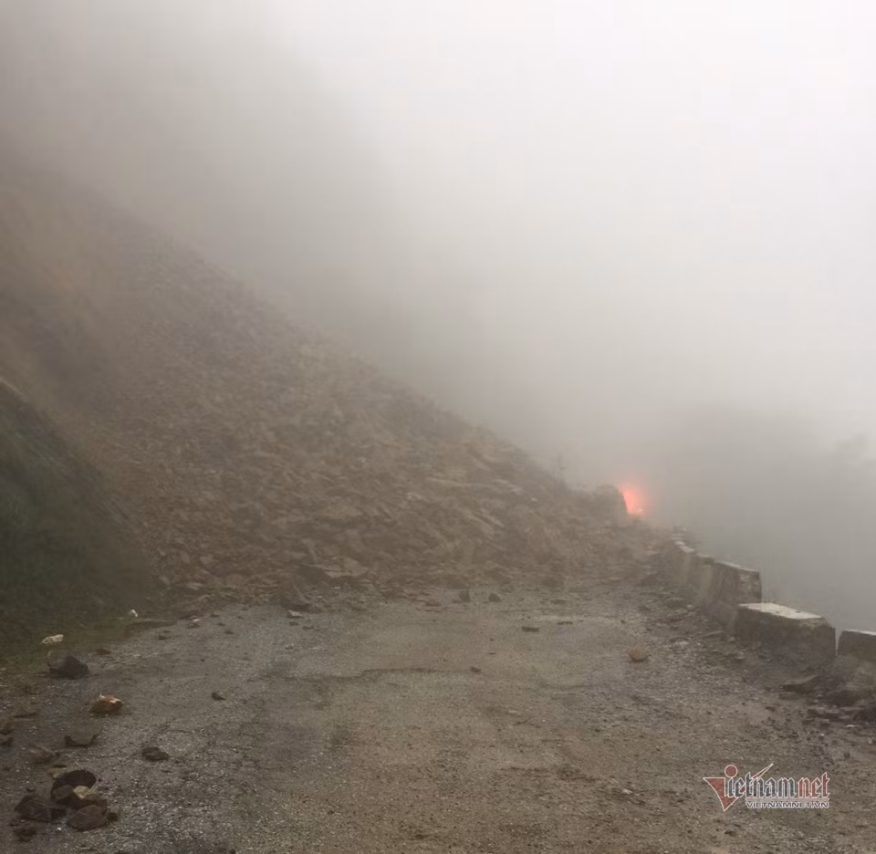 Sạt lở, hàng trăm m3 đá chắn ngang đường lên cửa khẩu Cầu Treo ảnh 2