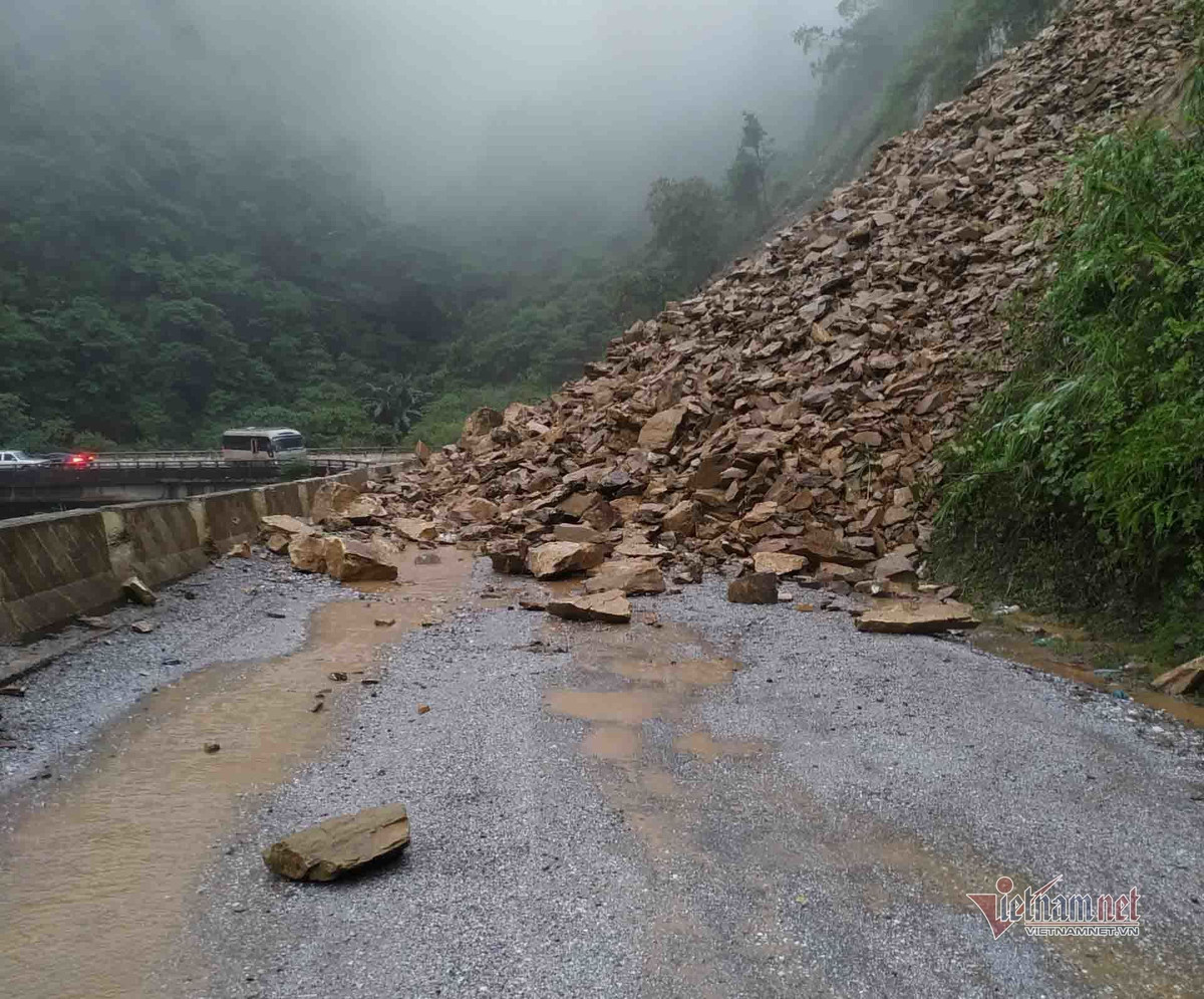 Sạt lở, hàng trăm m3 đá chắn ngang đường lên cửa khẩu Cầu Treo ảnh 1