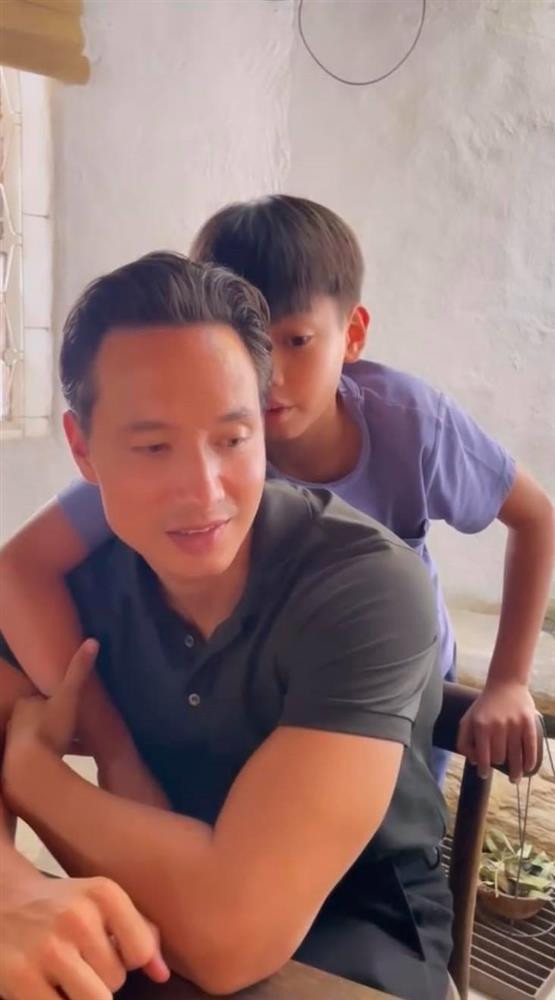 rong một bài phỏng vấn với Vietnamnet, Kim Lý từng chia sẻ: "Tôi luôn xem Subeo như con ruột của mình từ khi yêu Hà. Tất nhiên, Subeo cũng có bố và cả hai rất thân thiết, nhưng về phương diện cá nhân, tôi vẫn luôn yêu thương và tranh thủ thời gian đi ăn hay đi chơi riêng với Subeo".