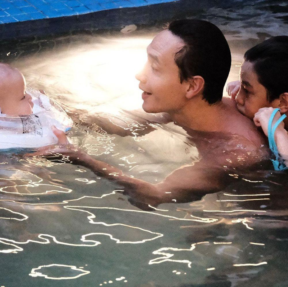 hoảnh khắc hôn lưng bố dượng cực tình cảm của nhóc tỳ 11 tuổi ở bể bơi.