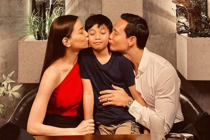 ồ Ngọc Hà cũng từng bày tỏ sự trân trọng Kim Lý, khi anh luôn chỉ dạy và yêu thương con riêng của cô như con đẻ. Đó cũng là một trong những lý do quan trọng khiến cô quyết định gắn kết với người đàn ông này.