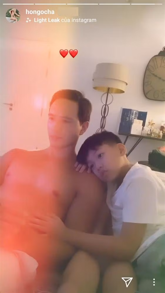 Thi thoảng Hồ Ngọc Hà lại khoe hình ảnh tình cảm của Kim Lý và Subeo trên mạng và bày tỏ sự thích thú, tự hào.