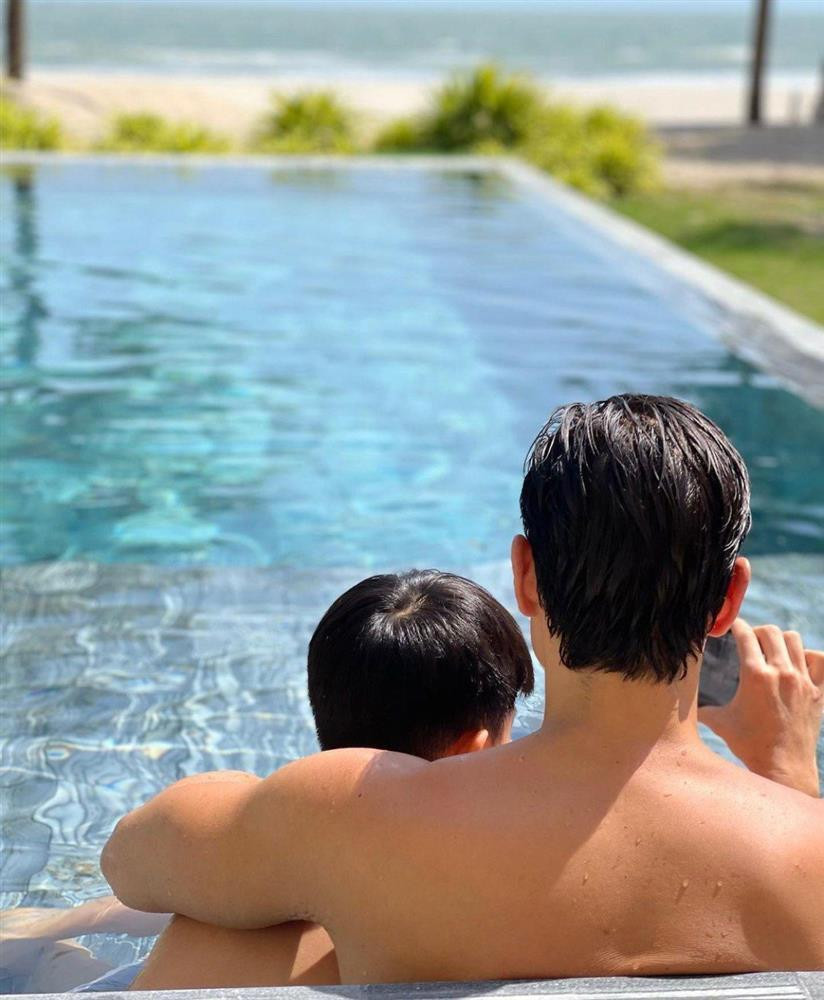 hoảnh khắc Subeo và bố dượng thân thiết khi cùng xem một chương trình nào đó qua điện thoại.