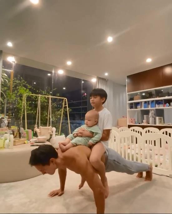 ubeo và Leon cùng ngồi trên lưng bố, thử "trình" hít đất.