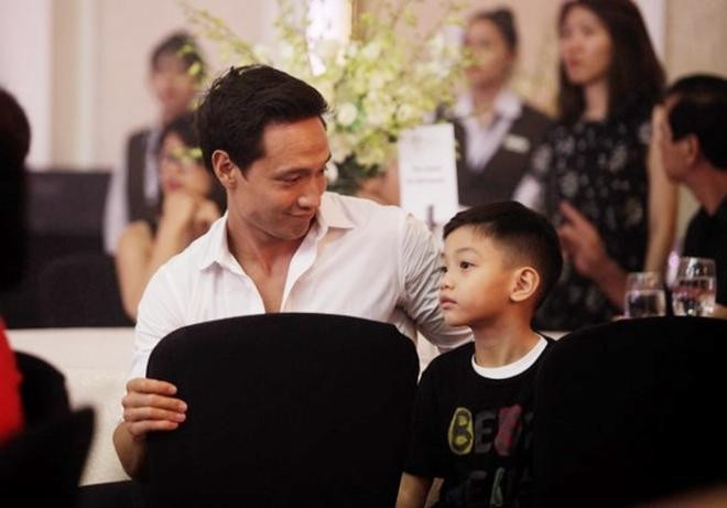 ##ss###style="text-decoration: underline;">Hình ảnh Kim Lý bên Subeo từ hồi còn bé xíu, nay đã lớn phổng phao, chẳng mấy mà ra dáng thanh niên.