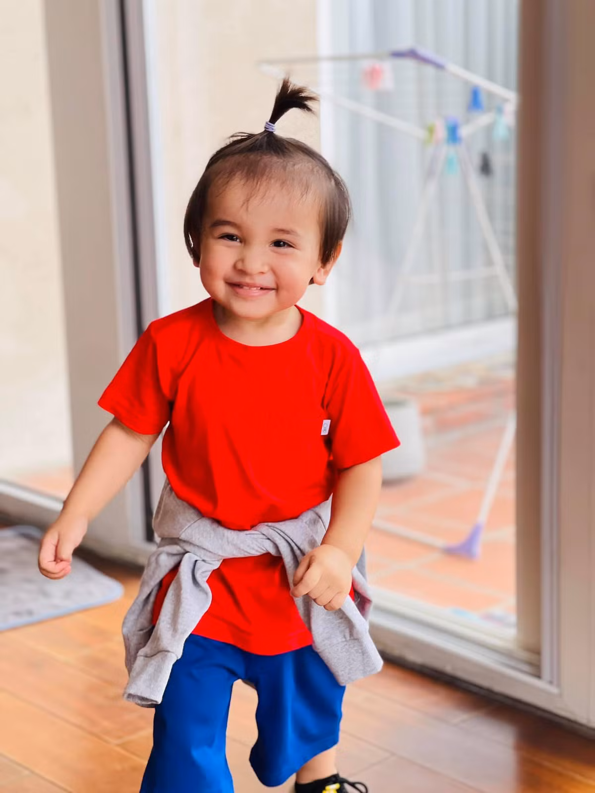 Mặc dù có người hỗ trợ nhưng MC Phương Mai và chồng luôn cố gắng tự tay chăm sóc con. Cô cũng ít đi chơi với bạn bè mà gần như ở nhà với con. Thi thoảng, Phương Mai mới nhận lời làm MC cho các sự kiện giải trí để đỡ nhớ sân khấu, khán giả.