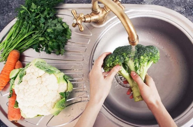 Ngam rau cu voi nuoc muoi de loai bo hoa chat: Chuyen gia phan doi-Hinh-3