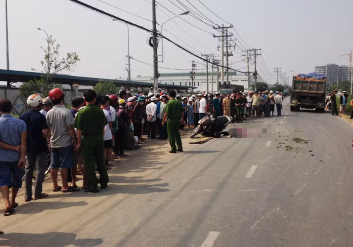 Lực lượng Công an phong tỏa hiện trường xử lý vụ tai nạn.