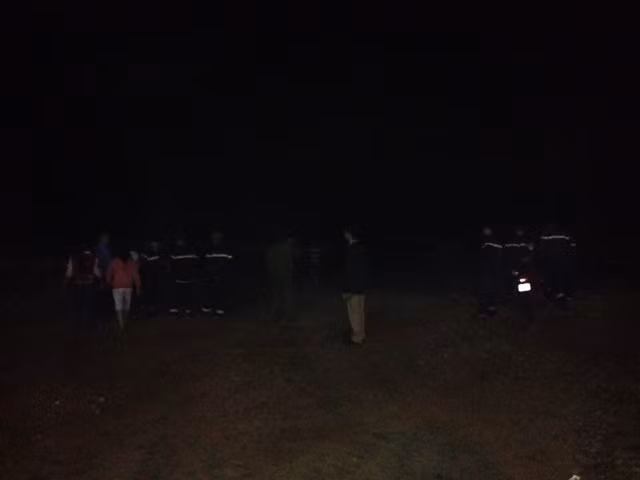 Đến 21h, các cơ quan chức năng đã tìm được thi thể em Võ Thành Luân và đang đưa thi thể em vào bờ, chuyển về BV huyện Cần Giờ.