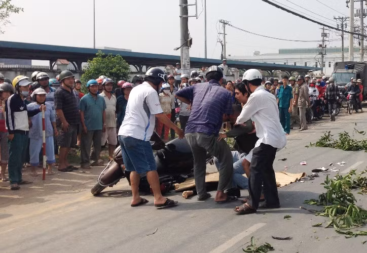 Mọi người cố dìu người đàn ông mất vợ để đưa đi bệnh viện cấp cứu.