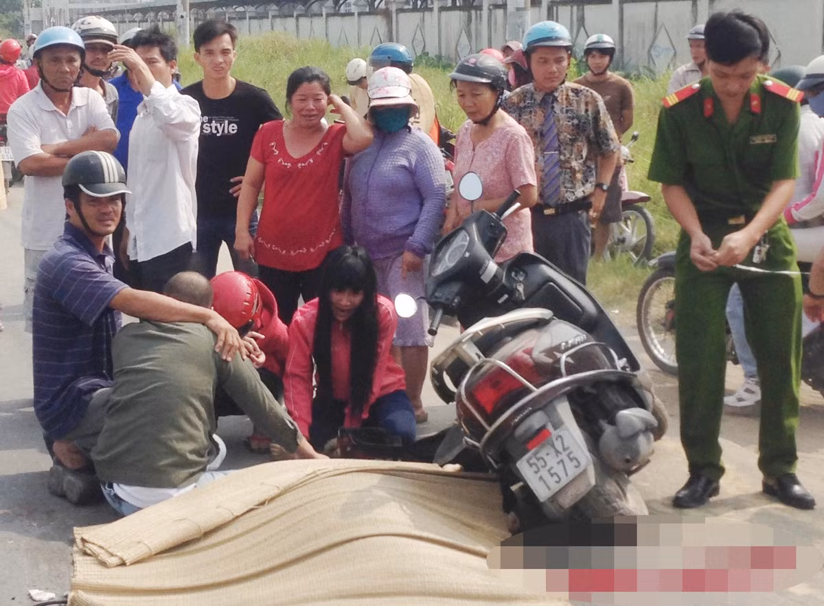 Người chồng và đứa con gái té vào lề đường, bị thương. Riêng chị Tuyền rơi vào bánh xe tải, bị cán ngang chết tại chỗ. Cháu bé được người dân nhanh chóng đưa đi cấp cứu.