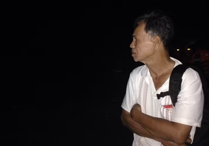 Tuổi già sức yếu nhưng ông Thành vẫn thức trắng đêm chờ tin tức cháu nội của mình.