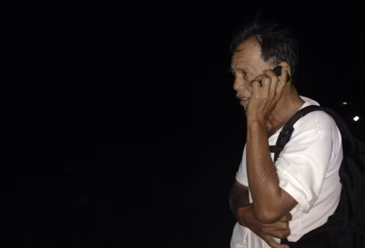 "Vẫn chưa tìm thấy tung tích nó và những người bạn bà ơi!", ông Thành chia sẻ cùng người vợ và con dâu đang gục ngã ở nhà chờ tin con, cháu.