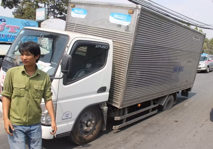 Tài xế Hùng còn nguyên vẻ thảng thốt kể lại: "Đang chạy trên mặt đường bằng phẵng bất ngờ bánh sau xe thụt xuống, toàn bộ số hàng trên xe dồn về một phía nhưng may mắn không bị lật..."