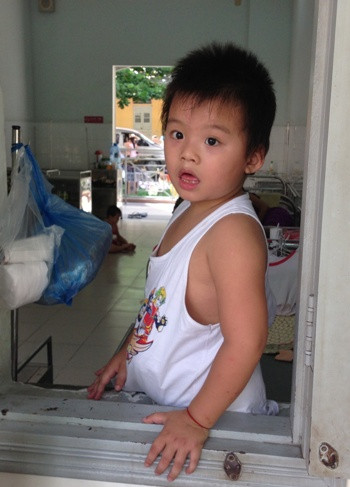 Tuy nhiên cũng có đôi lúc, ánh mắt cháu nhìn mong lung như đang nghĩ về một điều gì đó khiến ông bà nội nao lòng...