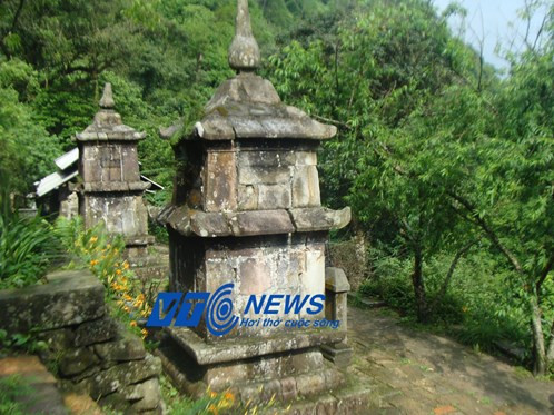 Tháp mộ trên Tây Yên Tử.