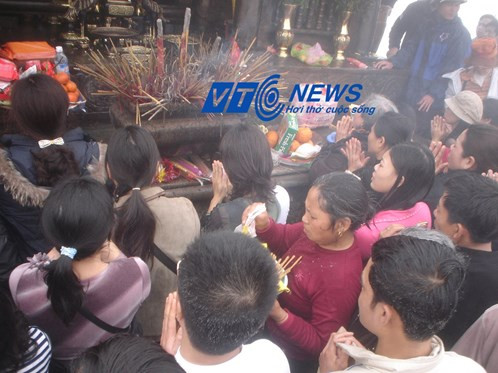 Chen chúc thắp hương ở chùa Đồng trên đỉnh Yên Tử.