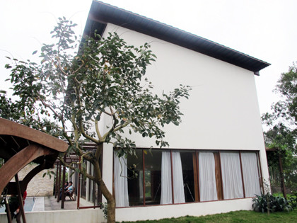 Khu nhà vườn của ca sĩ Mỹ Linh rộng khoảng 1,3ha, được thiết kế 2 tầng, chủ yếu bằng gỗ và kính trong suốt. Ảnh: HNMO.