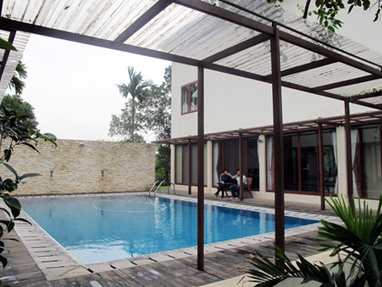 Bể bơi ngoài trời của gia đình. Ảnh: HNMO.