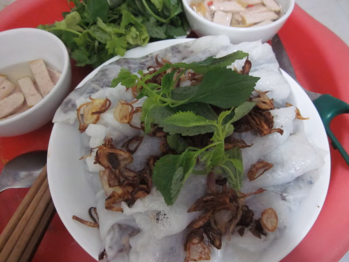 Bánh cuốn tráng chảo ăn ngon không kém bánh cuốn hấp ngoài quán hàng.