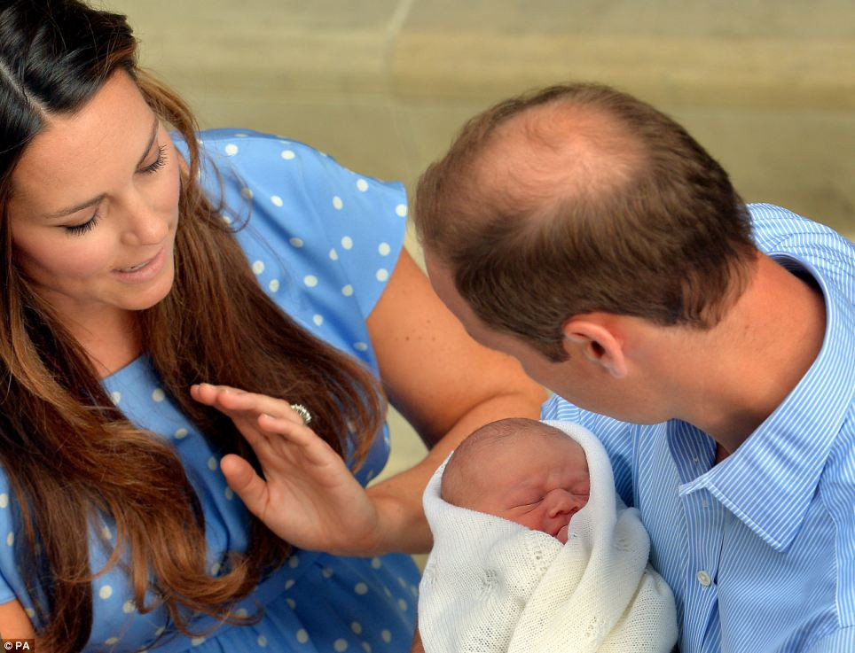 Nhưng nhanh chóng nằm ngoan trong vòng tay ôm của bố mẹ.